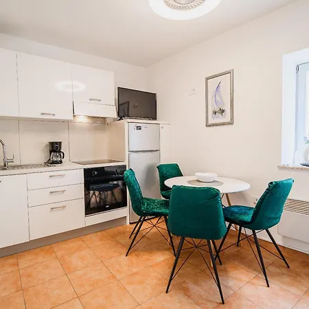 Adriatic Stone House Hunic Apartment